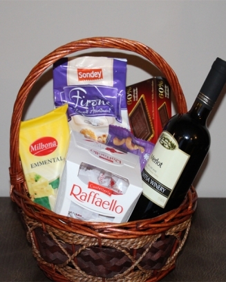 BASKET-WINE,CHEESE AND SWEETS