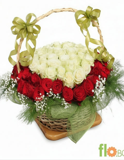 КОШНИЦА СЪС 101 БЕЛИ И ЧЕРВЕНИ РОЗИ-СЪРЦЕ