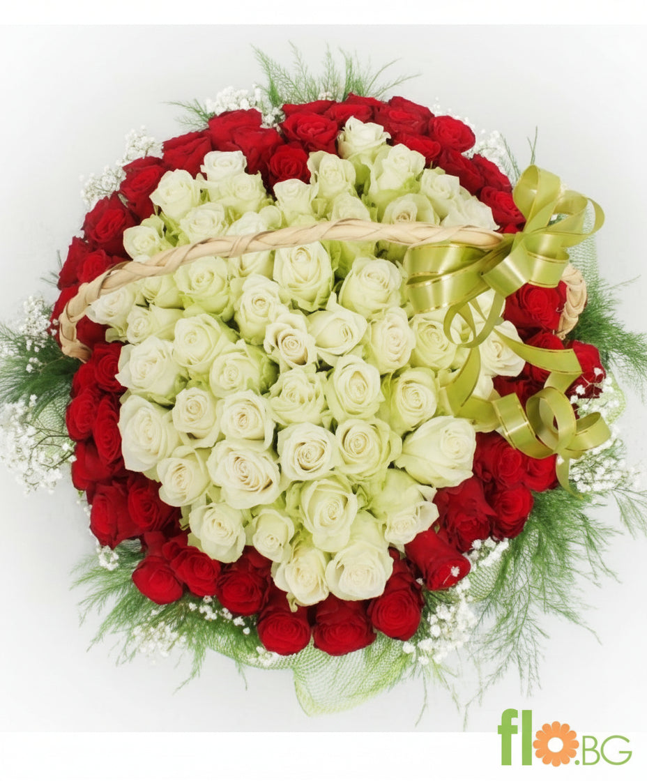 КОШНИЦА СЪС 101 БЕЛИ И ЧЕРВЕНИ РОЗИ-СЪРЦЕ