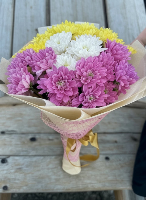 Пъстър букет с хризантеми