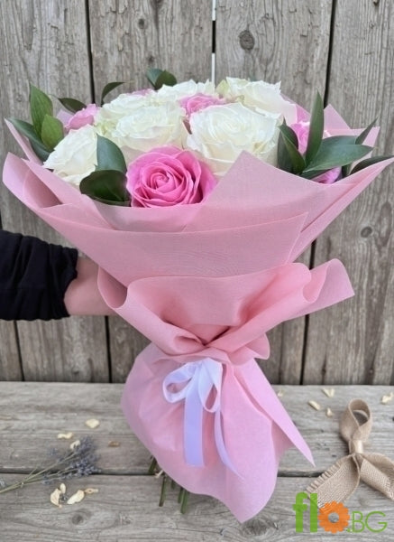 Букет от 15 рози – нежност в розово и бяло