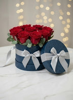 9 РОЗИ В КУТИЯ СЪС ЗЕЛЕНИНА