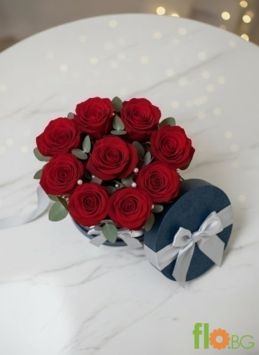 9 РОЗИ В КУТИЯ СЪС ЗЕЛЕНИНА