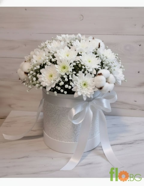 КУТИЯ С БЕЛИ ХРИЗАНТЕМИ