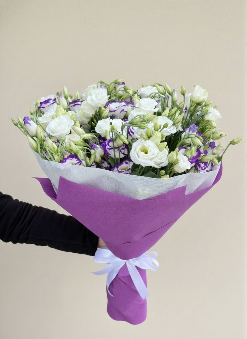 Букет от 15 еустоми в бяло и лилаво
