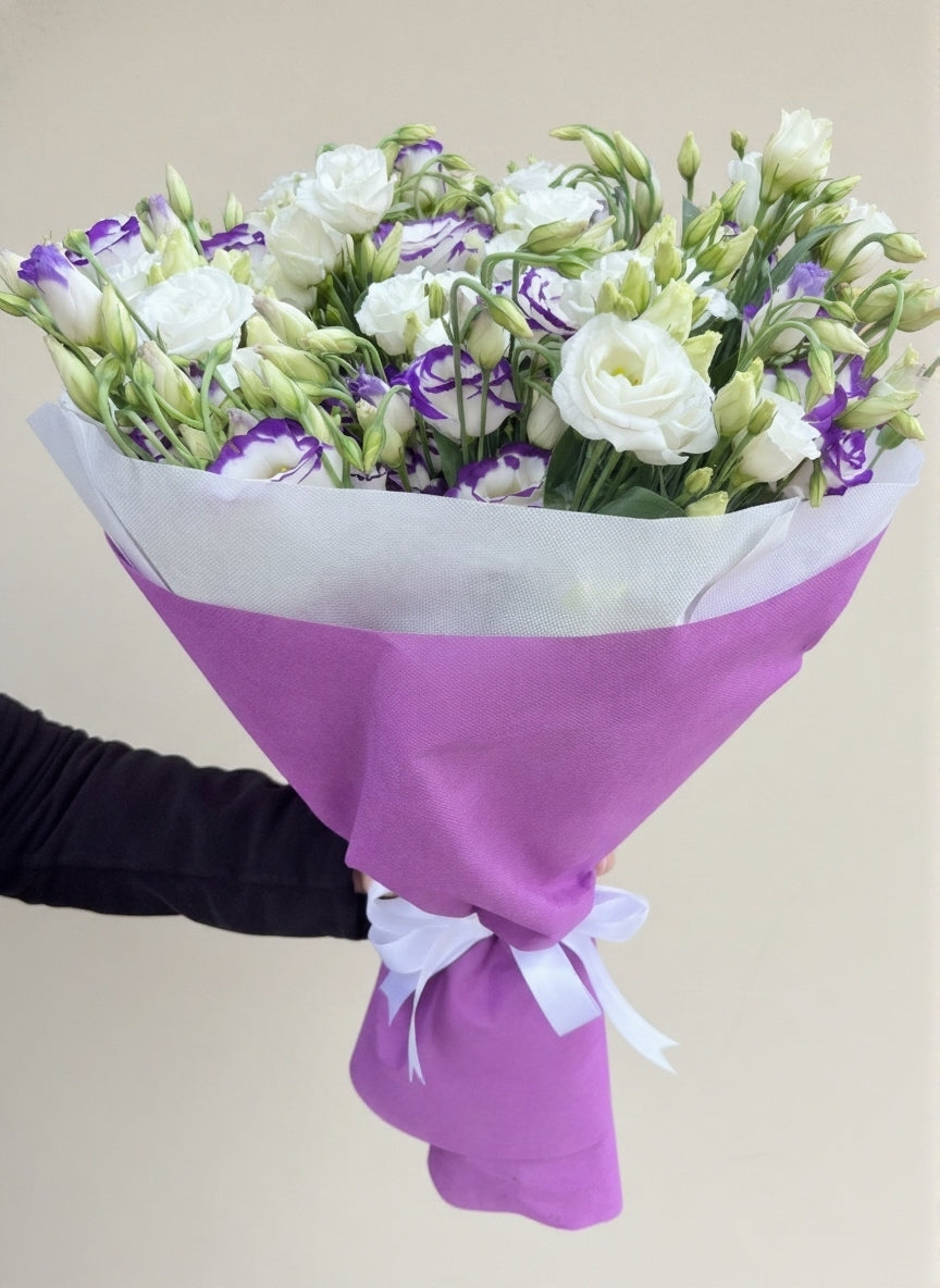 Букет от 15 еустоми в бяло и лилаво