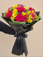 Букет от 5 червени рози и 7 алстромерии в черна луксозна опаковка със сатенена панделка