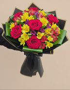 Букет от 5 червени рози и 7 алстромерии в черна луксозна опаковка със сатенена панделка