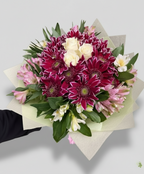 Букет от 3 бели рози, 5 алстромерии и 5 бордови хризантеми – елегантна и стилна цветна аранжировка.