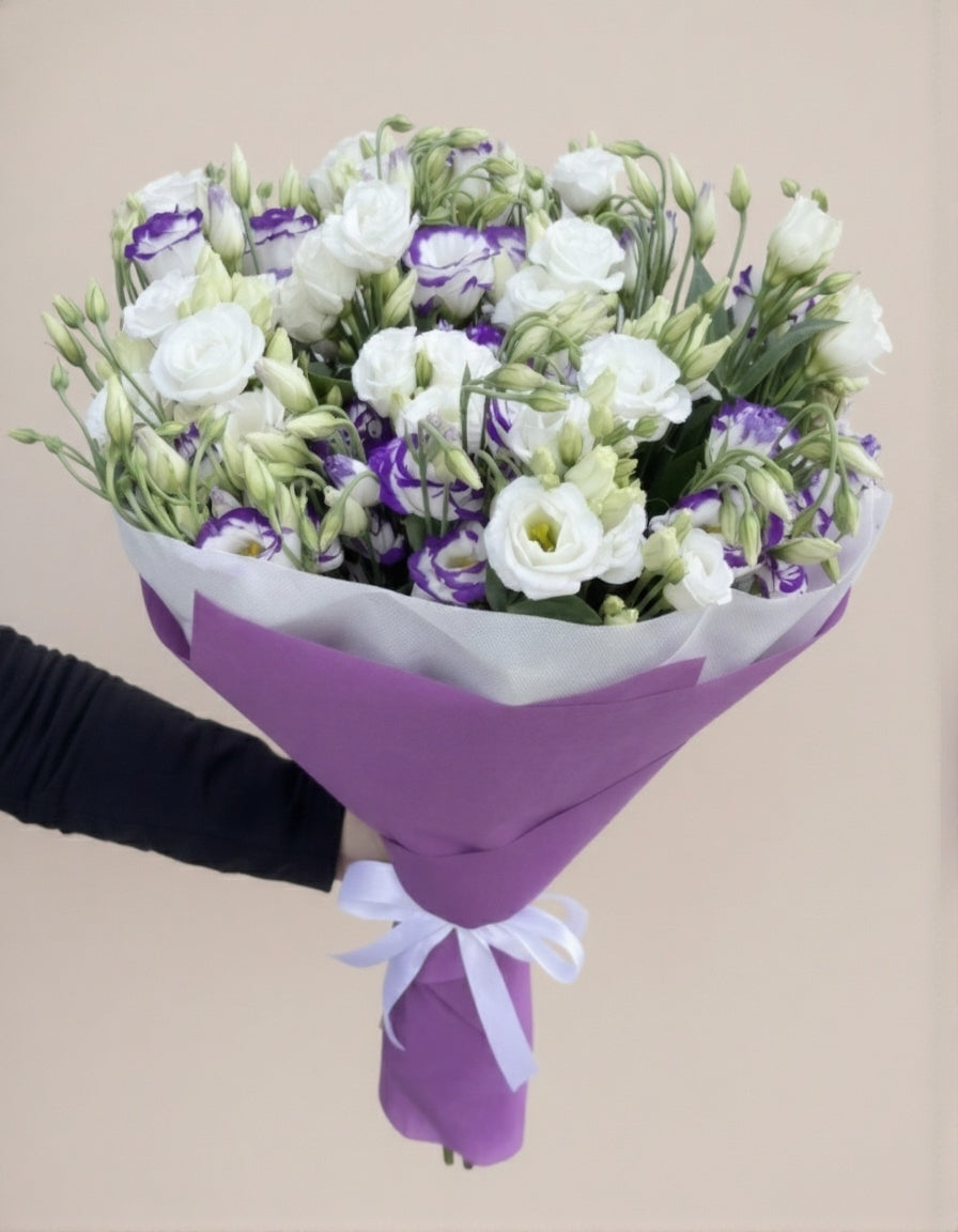 Букет от 15 еустоми в бяло и лилаво