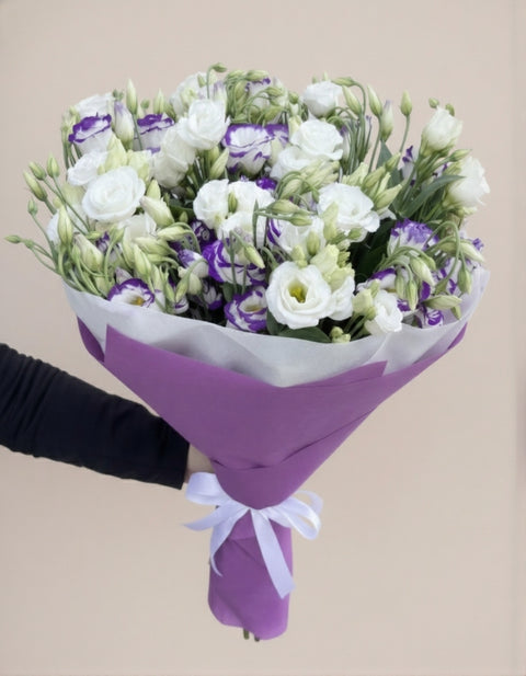 Букет от 15 еустоми в бяло и лилаво