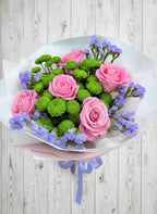 Букет от розови рози и зелени хризантеми – Пролетна хармония