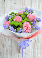 Букет от розови рози и зелени хризантеми – Пролетна хармония