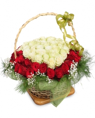 бели и червени еквадорски рози във формата на сърце, аранжирани в ръчно плетена кошница