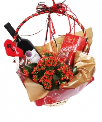 доставка на кошница с бутилка червено вино, бонбони, цвете и ключодържател с червено плюшено сърце