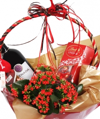 луксозна кошница с бутилка червено вино, бонбони, цвете и ключодържател с червено плюшено сърце