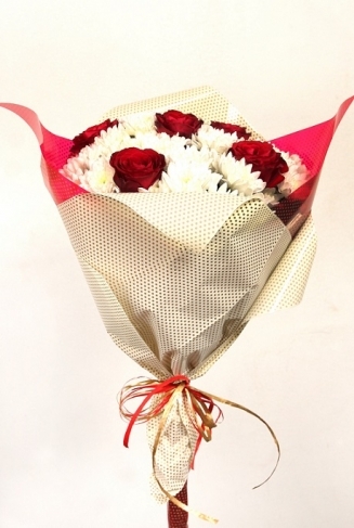 Букет от пет прекрасни червени рози, обгърнати от шест бели хризантеми, стилно опаковани в луксозна хартия