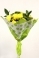 Жълти и зелени хризантеми, аранжирани с рускус и опаковани в луксозна хартия