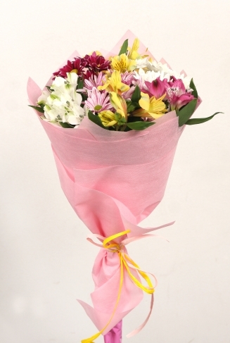 Цветно съчетание от свежи 4бр. алтромерии и 3бр. хризантеми, обгърнати в розова текстилна хартия