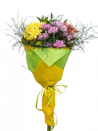 Букет от различни цветове хризантеми, с рускус и вергатис