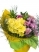 Букет от различни цветове хризантеми, съчетани с рускус и вергатис