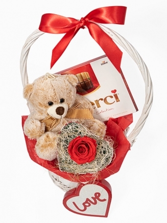 Подаръчна кошница с неувяхваща Роза, плюшено мече и кутия шоколадови бонбони Мерси
