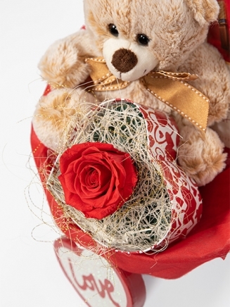 Кошница с 100% Естествена, неувяхваща Роза, аранжирана в кутия с формата на сърце.