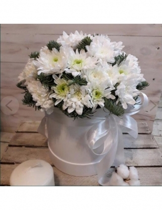 пет бели хризантеми, аранжирани в кутия със зеленина