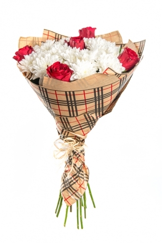 букет от червени рози и бели хризантеми ,опакован в стилна карирана хартия.