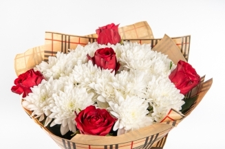 Класически букет от рози и хризантеми
