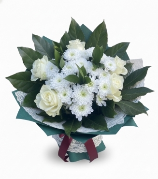 Букет от бели рози и хризантеми с зелена опаковка и бордо панделка – доставка на цветя Flo.bg