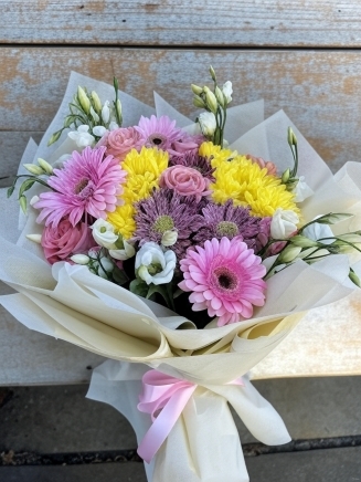 Букет с гербери и хризантеми – Нежна хармония