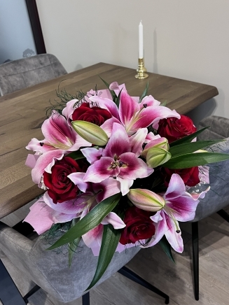 Класически букет Лилиум и рози