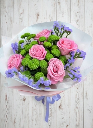 Букет от розови рози, зелени хризантеми и лилав статис, украсен с лилава панделка – доставка на цветя Flo.bg