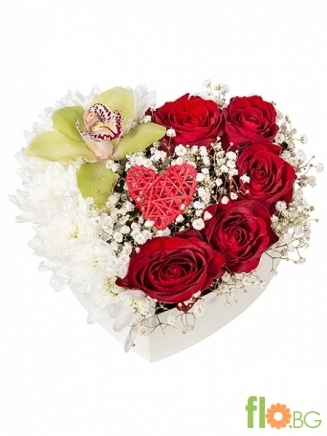 кутия с 5бр. червени рози и цветчета от бяла хризантема, цвят орхидея и гипсофила 