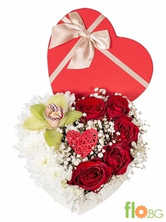 кутия с формата на сърце аранжрана с 5бр. червени рози и цветчета от бяла хризантема, цвят орхидея и гипсофила 