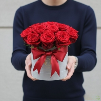 15 червени рози в луксозна кутия