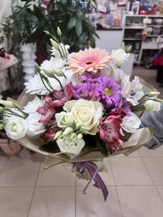 Букет „Нежен шепот“ с бели рози, еустоми, гербери и розови алстромерии