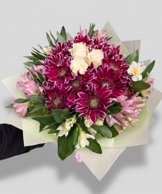 Букет от 3 бели рози, 5 алстромерии и 5 бордови хризантеми – елегантна и стилна цветна аранжировка.