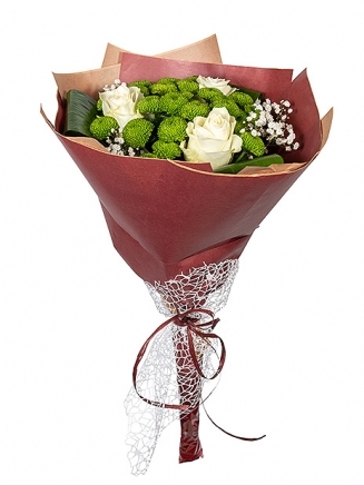Букет от четири зелени хризантеми, три бели рози, гипсофила и зеленина
