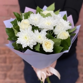 Букет от пет бели рози и бели хризантеми 