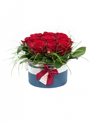 9 червени рози със зеленина в луксозна кутия