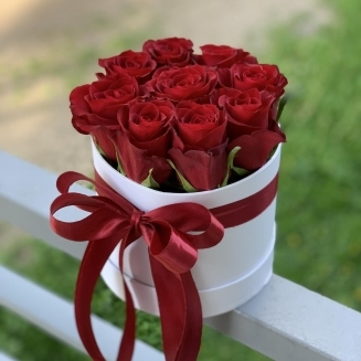 червени рози в луксозна кутия