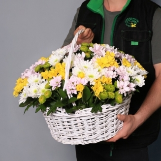 кошница с бели, жълти и зелени хризантеми