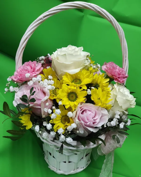 Кошница „Слънчеви цветове“ с рози и хризантеми